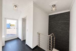 Stilvolle Maisonettewohnung mit Kamin, großem Balkon und Stellplatz in Köln-Sürth – Die vollständige Adresse der Immobilie erhältst du vom Anbieter., 50999 Sürth, Köln – Vorschaubild 9