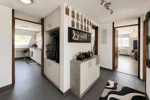 Wohnen mit Weitblick: Helle DG-Wohnung mit EBK, sonniger Loggia und Einzelgarage in Sillenbuch – Die vollständige Adresse der Immobilie erhältst du vom Anbieter., 70619 Sillenbuch (Ortsteil), Stuttgart – Vorschaubild 4