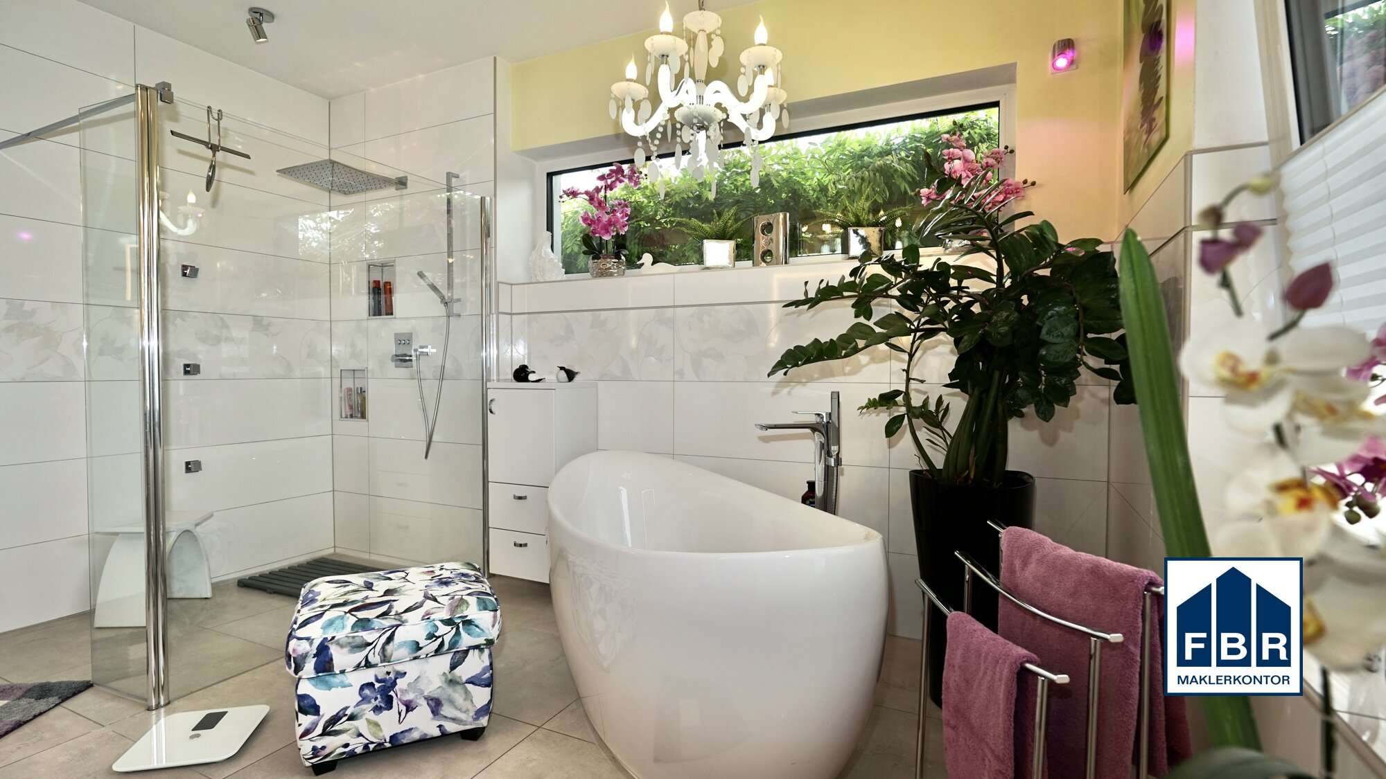 Immobilie in Techentin - Luxuriöses Wohnen am See: Moderne Familienresidenz mit Pool - Bild 1