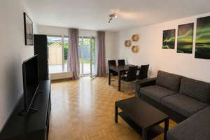     Helle 2-Zimmer-Wohnung mit alleiniger Gartennutzung und Einbauküche. Mehrfamilienhaus.