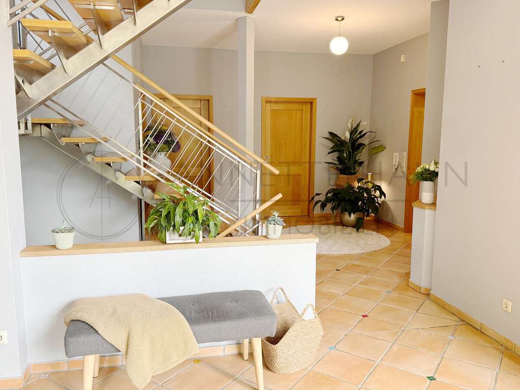 Immobilie in Münchwald - Architektenhaus in naturnaher Lage – Wohnen mit Weitblick, Raum und außergewöhnlichem Grundstück. - Bild 2