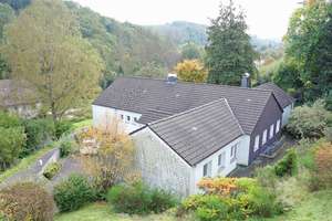Ruhige, ungestörte Ortsrandlage: 240 m² großer Bungalow auf 4.507 m² Grundstück  – Die vollständige Adresse der Immobilie erhältst du vom Anbieter., 51597 Morsbach – Vorschaubild 1