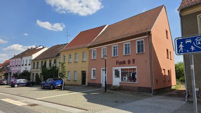 Saniertes Wohnhaus mit kleiner Gewerbeeinheit und Einlieger- oder Gästewohnung in bester Lage in J�