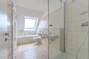 Eingebettet im Grünen – stilvolle 3-Zimmer-Dachgeschosswohnung mit Südterrasse – Die vollständige Adresse der Immobilie erhältst du vom Anbieter., 81827 Waldtrudering, München – Vorschaubild 11