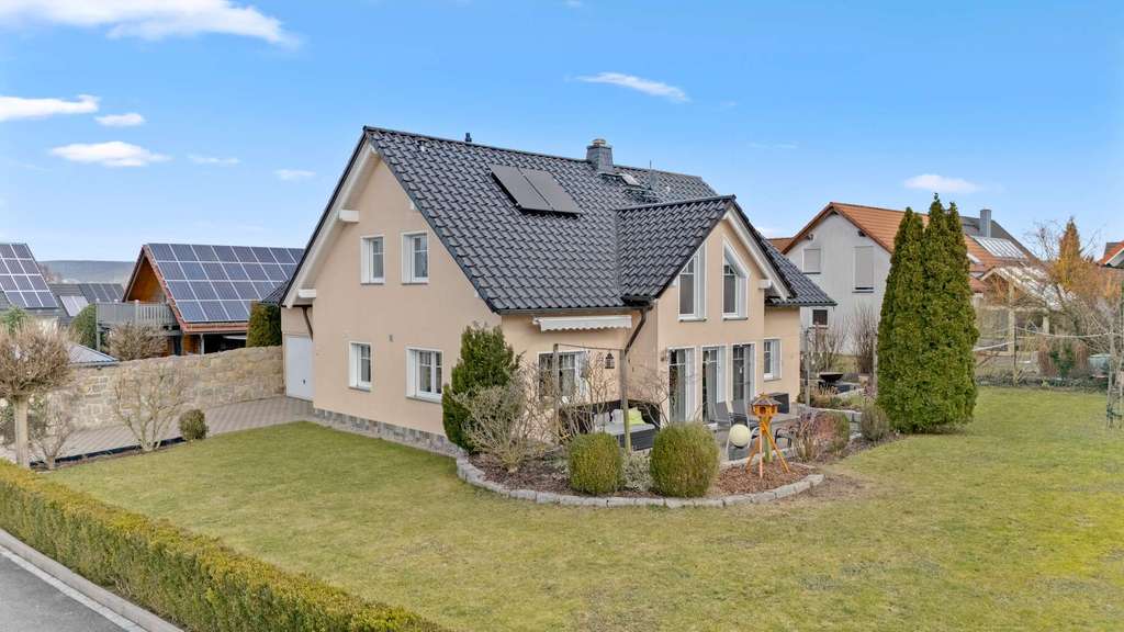 Immobilie in Küps - Familiäre Lage! Modernisiertes Einfamilienhaus mit traumhafter Terrasse und Garten - Bild 1