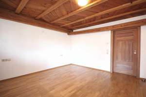 Holz, Wärme, Wohlgefühl – Aussergewöhnliche 4-Zimmer-Wohnung mit Kachelofen und zwei Balkonen – Die vollständige Adresse der Immobilie erhältst du vom Anbieter., 72149 Neustetten – Vorschaubild 12