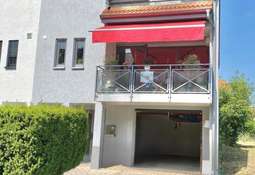Hausvorderseite mit Südbalkon