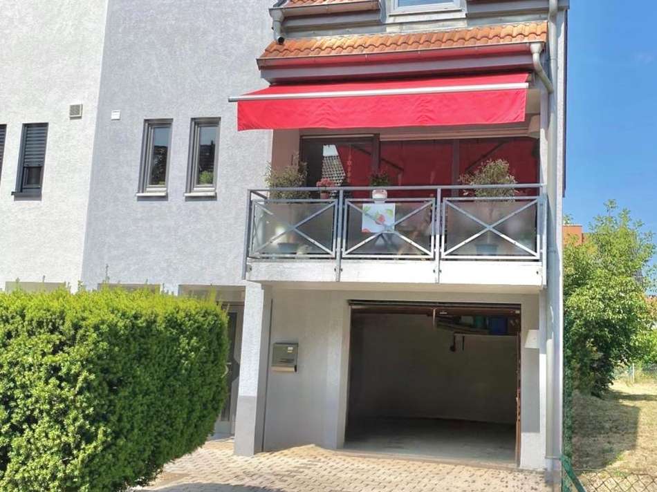 Hausvorderseite mit Südbalkon