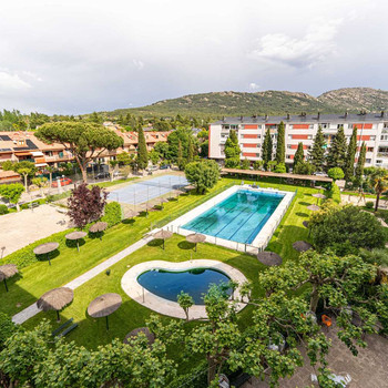APITAL HOME ALPEDRETE VERKAUFT WUNDERBARE RENOVIERTE WOHNUNG IN DER URBANISATION OLMOSIERRA, MIT OST