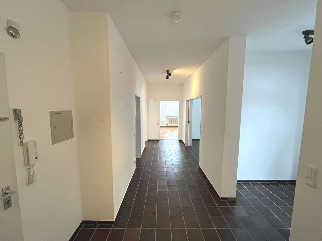 Immobilie in Lehrte - Lehrte: 3-Familienhaus mit freier EG-Wohnung und großem Gartengrundstück in bester Stadtlage  - Bild 3