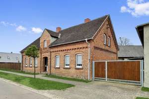 Beginnen Sie Ihr neues Leben in einem charmanten Einfamilienhaus mit charakteristischen Backsteinen! – Rotdornstraße 4, 39638 Klüden – Vorschaubild 1
