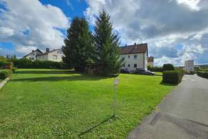 Ihr neues Zuhause mit Potenzial – Zweifamilienhaus mit großem Garten in bevorzugter Lage von Plech – Die vollständige Adresse der Immobilie erhältst du vom Anbieter., 91287 Plech – Vorschaubild 2