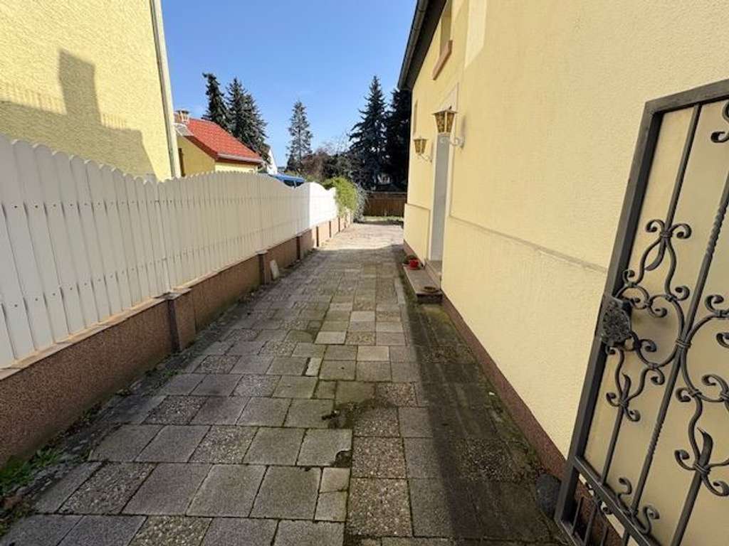 Immobilie in Dreieich - Doppelhaushälfte mit  großen Grundstück für eine 2. hintere Bebauung  - Bild 1