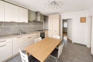 Helle 3-Zimmer-Wohnung mit Balkon, hochwertiger Einbauküche und großem Privatgarten.