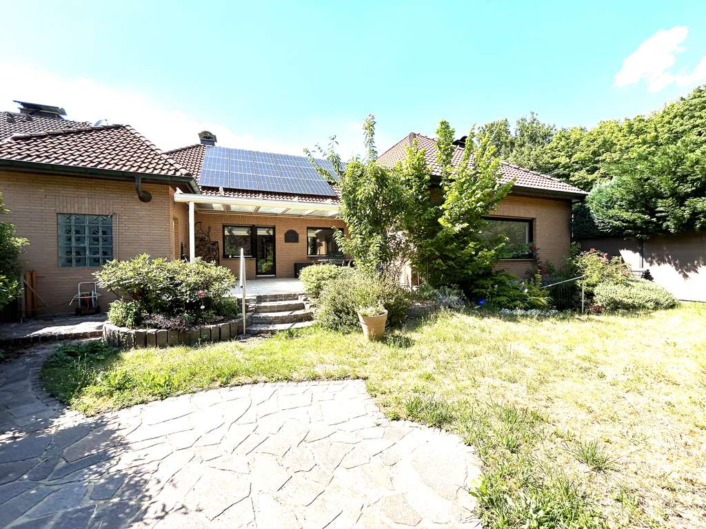 Exklusiver, großer Walmdachbungalow mit herrlichem Garten, großer Terrasse & Garage in ruhiger Lage!