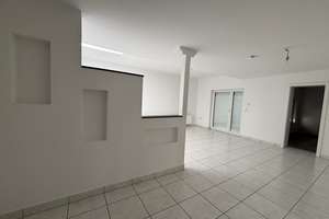 2-Zimmer-Wohnung mit Einbauküche, Terrasse und Garage