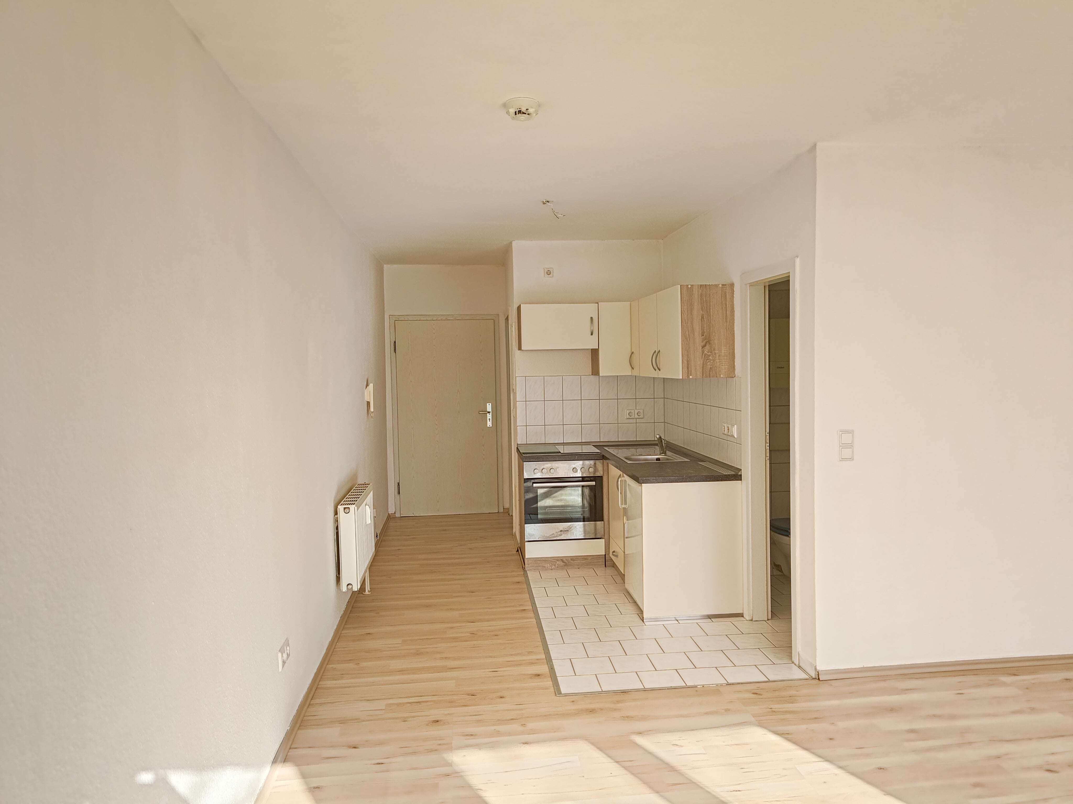 Immobilie in Goethestadt Bad Lauchstädt - Schöne 2 Zi. Wohnung mit großem Südwest-Balkon in idyllischer Lage - Bild 1