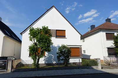 Hainburg: Einfamilienhaus mit großzügigem Grundstück und Garage in ruhiger Lage