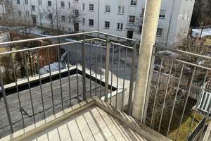 Sehr schöne helle 3 Zi. - Wohnung mit Balkon