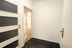 ***Erholsame Ruhe in Wassernähe! Sanierte 3 Zimmer mit 2 Balkonen, Terrasse und 250 qm Garten*** – Godbersenstraße 27, 12527 Schmöckwitz, Berlin – Vorschaubild 2