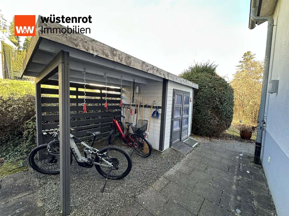 Außenbereich mit Unterstellmög