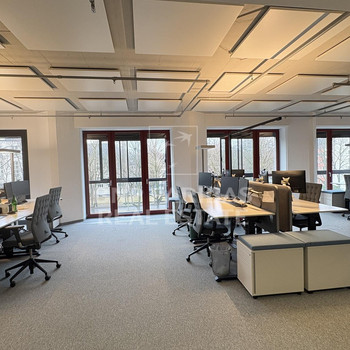 Stylische Bürofläche mit Blick auf den Rhein in Kölns Vorzeigelage Rheinauhafen