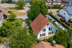 KN-Dettingen: Freistehendes Einfamilienhaus mit Garten, Garage und Einliegerbereich - frei 01.09.26 – Die vollständige Adresse der Immobilie erhältst du vom Anbieter., 78465 Dettingen, Konstanz – Vorschaubild 1