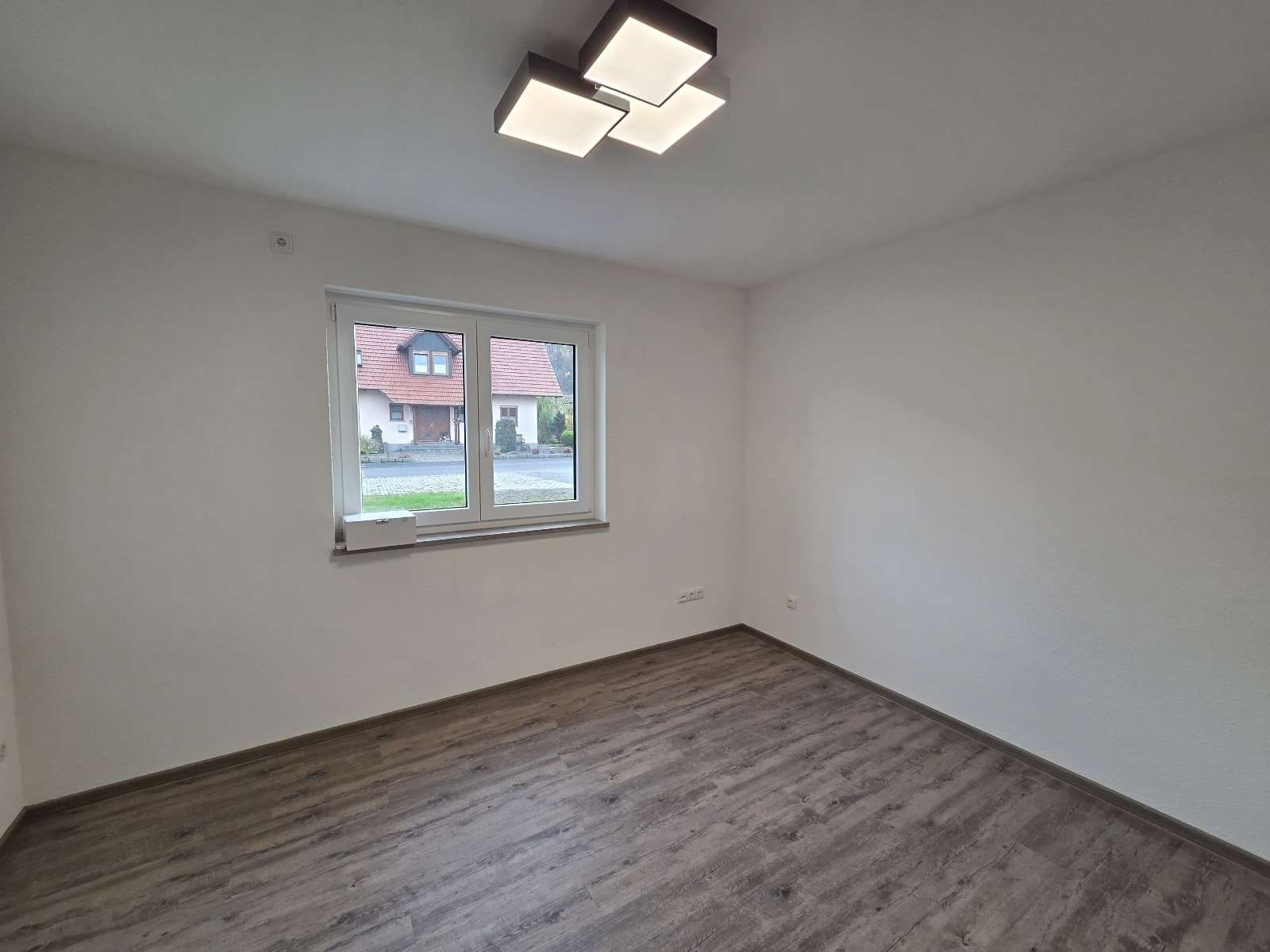 Immobilie in Rauhenebrach - Junges und großes EFH in ruhiger, sonniger Siedlungslage (Wfl. 220 m² / Grund 949 m²) mit Doppelg - Bild 3