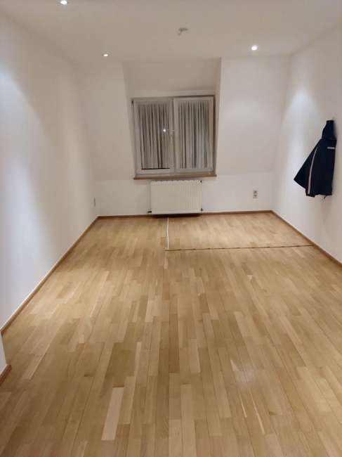 Immobilie in Frankfurt am Main - F-Hausen: Helle, sanierte  Single-Wohnung mit Gartennutzung, Einbauküche nahe U-Bahnstation - Bild 2