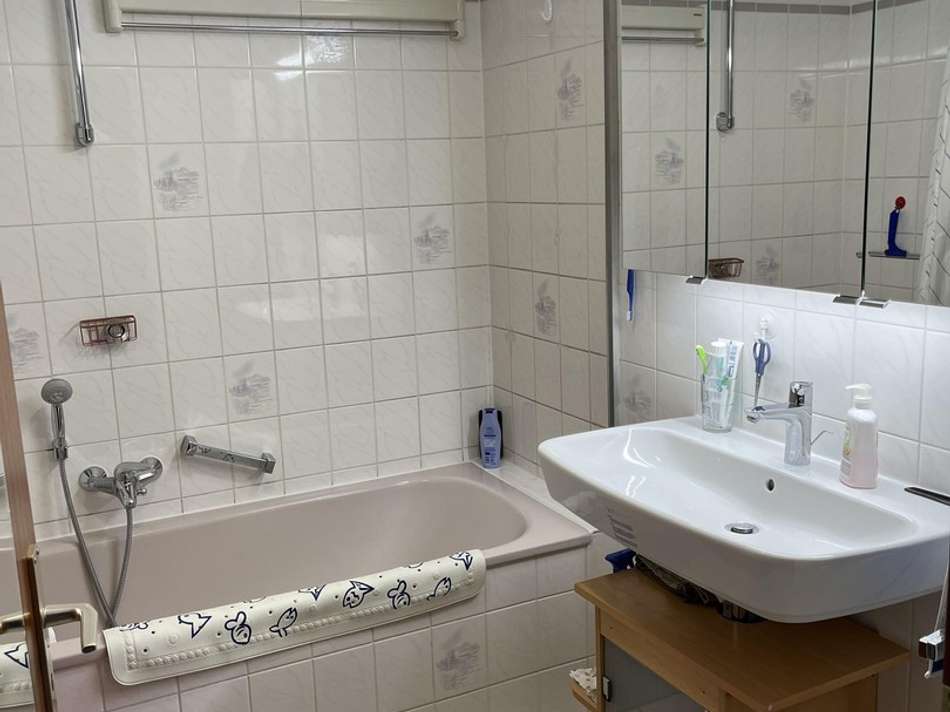 Bad mit neuerem Waschbecken 