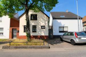 Charmantes Einfamilienhaus mit Einbauküche und Balkon in ruhiger, gewachsener Wohnlage