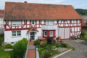 Charmantes Einfamilienhaus mit viel Platz für die Familie in Ilbeshausen – Die vollständige Adresse der Immobilie erhältst du vom Anbieter., 36355 Grebenhain – Vorschaubild 1