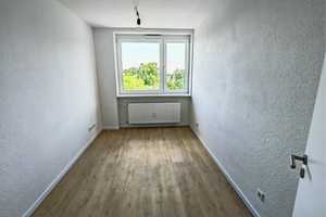 Frisch modernisiert! Ruhige & günstige 3-ZKB mit Balkon am Waldrand in Oberursel-Nord – Hochtaunuskreis – Vorschaubild 3