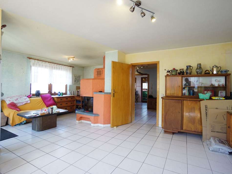 Wohnzimmer mit Fliesenboden