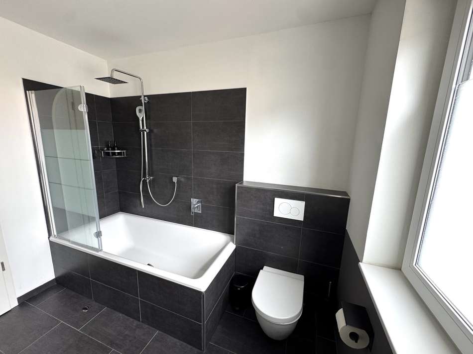 Modernes Tageslichtbadezimmer 