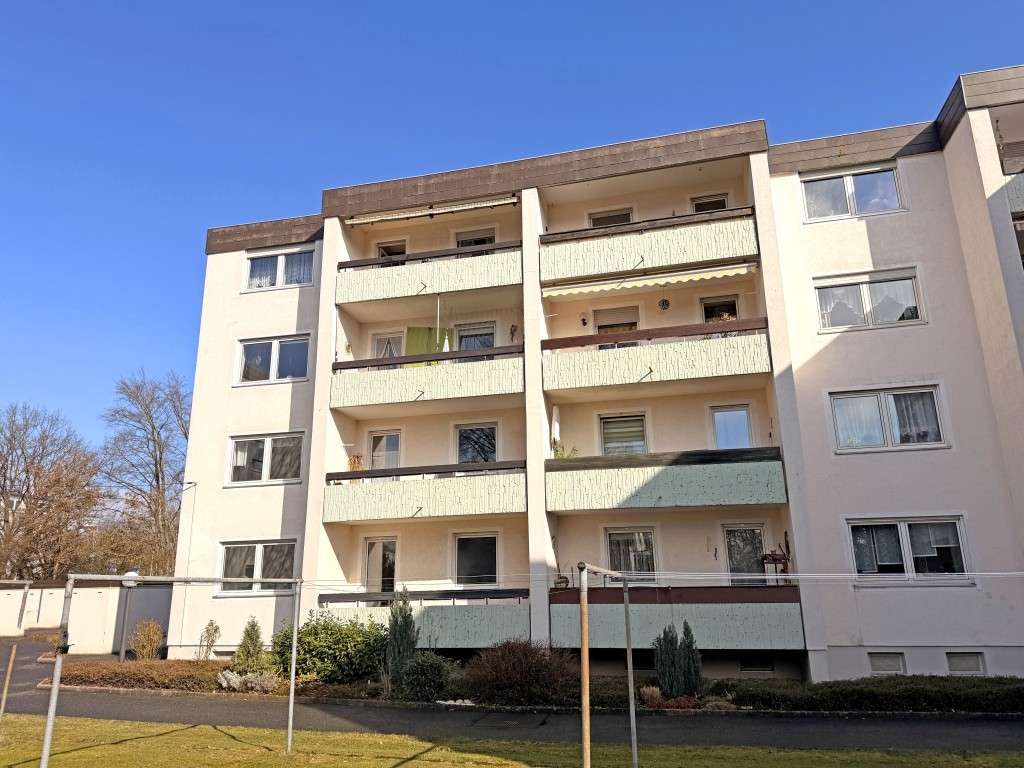 Attraktive 3-Zi.-Wohnung im Hochparterre mit Balkon & Stellplatz – ruhig und sofort frei, Weiden in der Oberpfalz – Bild 2