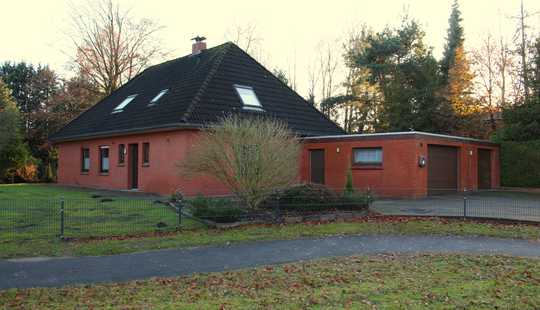 Bild von Gepflegtes Ein- bzw. Zweifamilienhaus (Bungalow) mit zwei großzügigen Garage