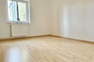 **Großzügiges Wohnzimmer mit Balkon - 2-Raum Wohnung - Stellplatz** – Harsdorfer Platz 5, 39110 Stadtfeld West, Magdeburg – Vorschaubild 8