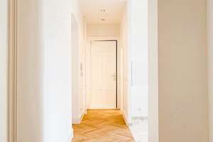 Vollständig modernisierte Altbauwohnung mit großzügigem Grundriss und Balkon im Samariterkiez.