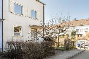 Familienfreundliches Reiheneckhaus  mit traumhaftem Südgrundstück in schöner Wohnlage – Die vollständige Adresse der Immobilie erhältst du vom Anbieter., 80993 Alt-Moosach, München – Vorschaubild 3