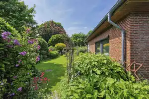 Großzügiges Einfamilienhaus mit Einliegerwohnung, PV-Anlage und Gartenidylle auf großzügigem 866 m²  – Steinburg (Kreis) – Vorschaubild 18