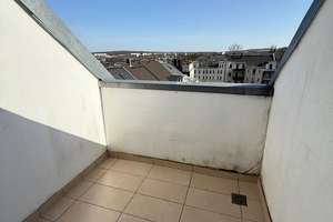 Kompakte DG 3-Zimmer mit Aufzug, Laminat, Dachbalkon und Eckwanne in guter Lage!