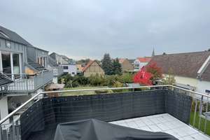 Helle 3-Zimmer Maisonette-Wohnung im 3. OG in Karlsruhe-Neureut – Teutschneureuter Straße 30b, 76149 Neureut, Karlsruhe – Vorschaubild 1