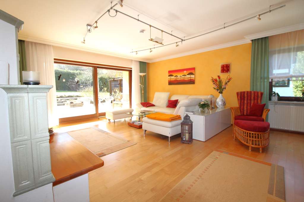 Immobilie in Emskirchen - Einfamilienhaus mit 9 Zimmern und Garage in Emskirchen - Bild 1