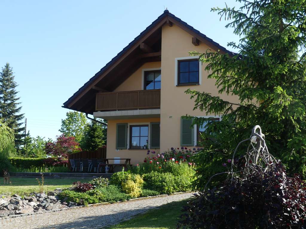 Immobilie in Markneukirchen - Kleinod im oberen Vogtland - modernes Wohnhaus, neues Nebengebäude Carports, Stallungen uvm. - Bild 2
