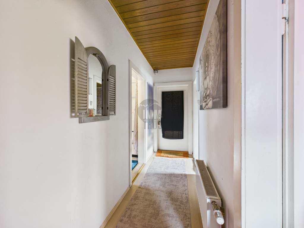 Immobilie in Barsinghausen - Zweifamilienhaus mit Einliegerwohnung, großem Garten, 2 Garagen & 2 Stellplätzen - Bild 2