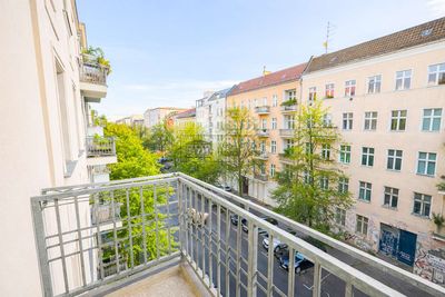 Familienglück am Boxhagener Platz – Stilvolle 5-Zimmer-Altbau mit zwei Balkonen
