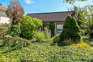 Wohnen mit Blick ins Grüne: Einfamilienhaus mit großem Garten und zusätzlichem Baupotenzial – Die vollständige Adresse der Immobilie erhältst du vom Anbieter., 12559 Müggelheim, Berlin – Vorschaubild 2