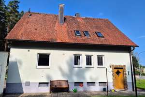 Natur pur&Renditechance:Gepflegtes EFH mit Einliegerwohnung  am Waldrand – Provisionsfrei!  – Die vollständige Adresse der Immobilie erhältst du vom Anbieter., 92729 Weiherhammer – Vorschaubild 2