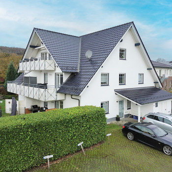 Wohnen mit Charakter - Offene Holzbalkendecke trifft besonderes Wohnambiente